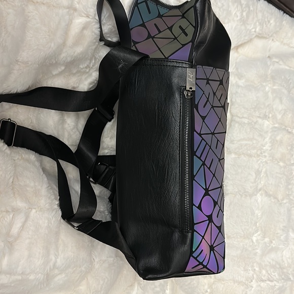 Holographic Backpack Geometric Luminous Reflective Irredescent Lg Rainbow Purse. - Picture 4 of 5